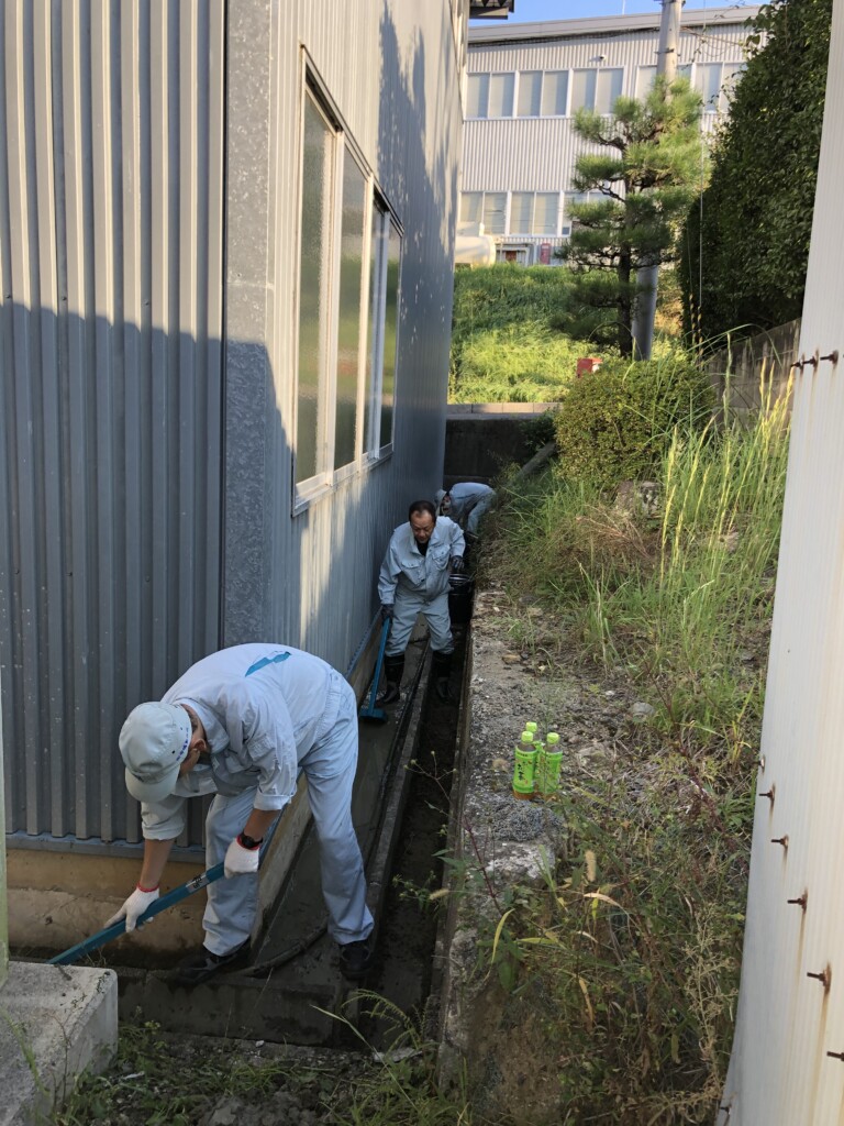 工場内清掃作業 ★株式会社寺嶋製作所 プレス加工なら40年以上の歴史を持つ寺嶋。金型の設計・製作から、プレス加工、スポット溶接加工等ご